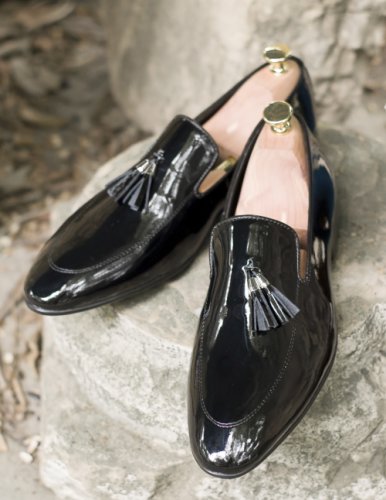 Pantofi de barbati / loafers piele neagra lacuita si ciucuri - p105
