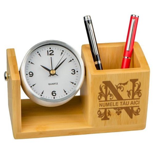 Ceas de birou din aluminiu si suport pentru pixuri, piksel, din bambus, cu nume personalizat