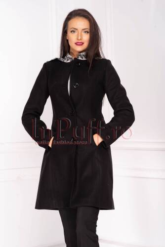 Palton dama moze negru cambrat din stofa cu buzunare integrate in cusatura si aplicatii la umeri si guler
