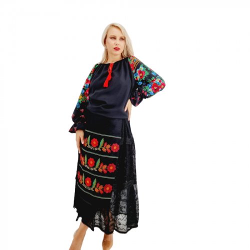 Set stilizata traditional format din bluza, fusta si fote