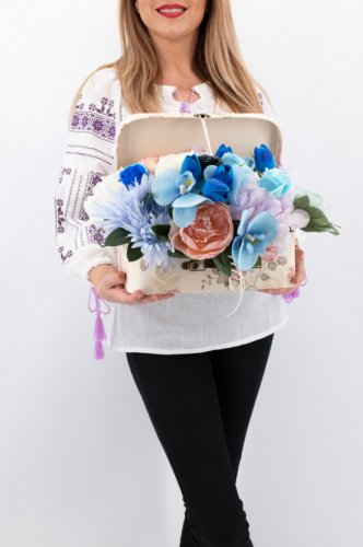 Aranjament floral - valiza cu flori - mare 3