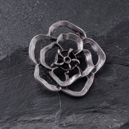 Brosa din zamac sub forma de floare dubla cu cinci petale