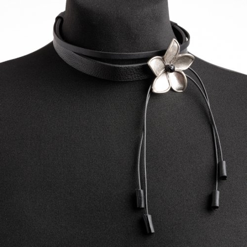 Colier choker cu o floare argintata din zamac pe piele ecologica neagra