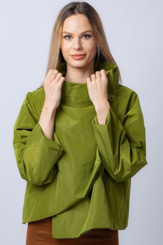 Jacheta scurta din tafta verde petrecuta in fata